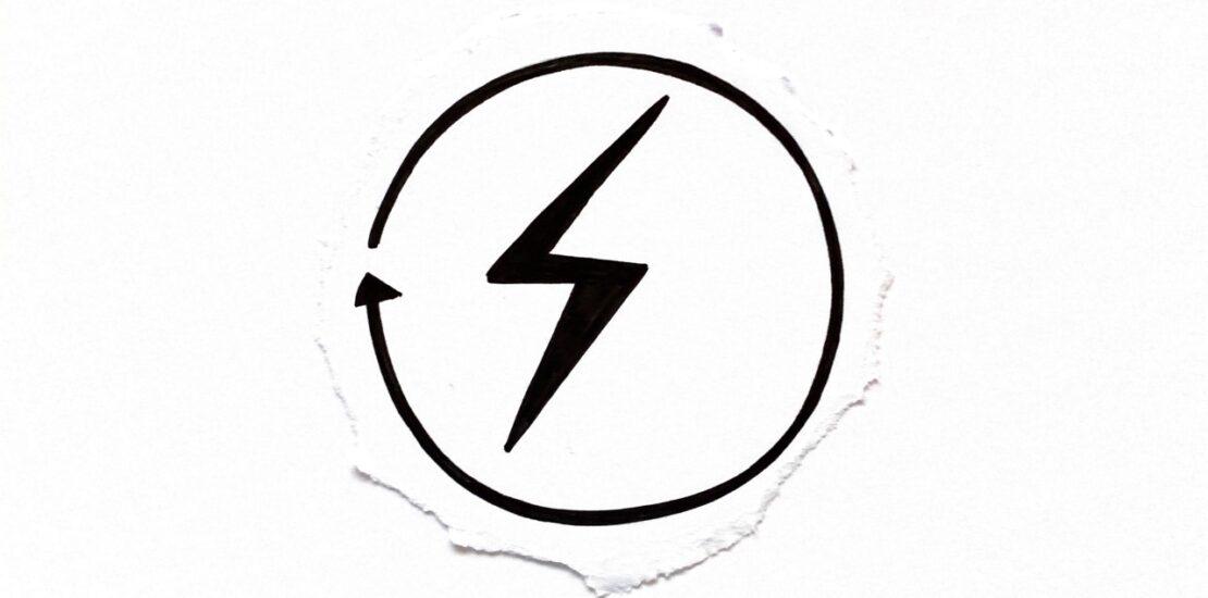 Kreis mit skizziertem Blitz als Symbol für den Erfahrungsbericht OpEx-Projekt