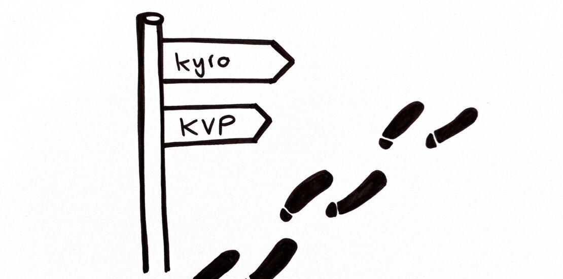 Skizzierter Wegweisermit der Aufschrift kyro und KVP, schräg daneben sind Schuhabdrücke zu sehen, die in die Richting von kyro und KVP zeigen als Symbol für das "KVP leben"