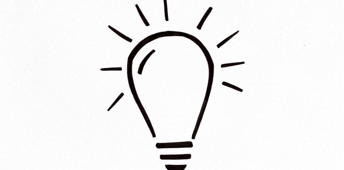 Skizzierte Glühbirne als Symbol für die Tipps zur Optimierung eines Unternehmens