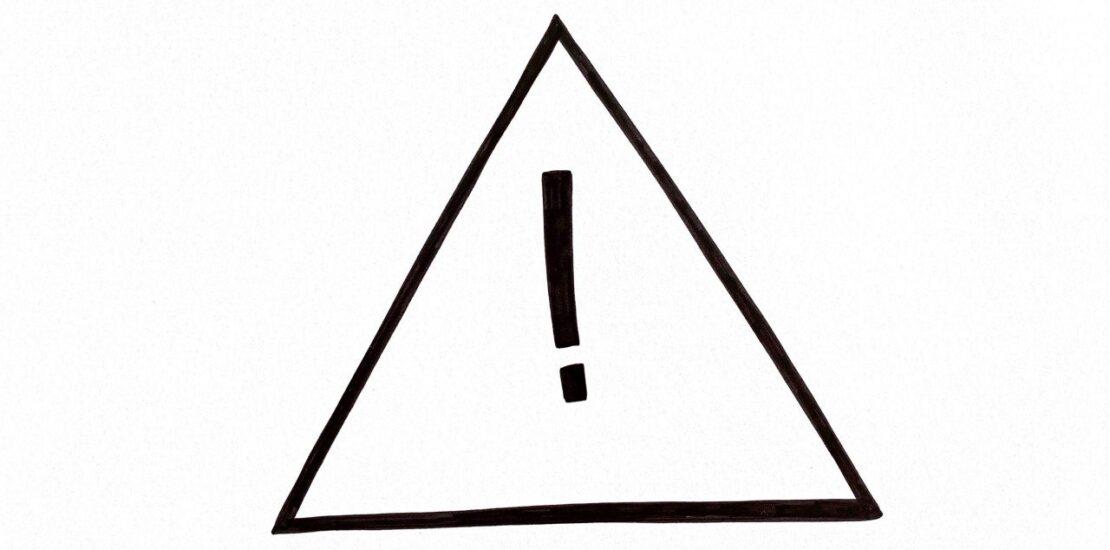 Skizziertes Dreieck mit einem Ausrufezeichen als Symbol für "Fehler beheben"